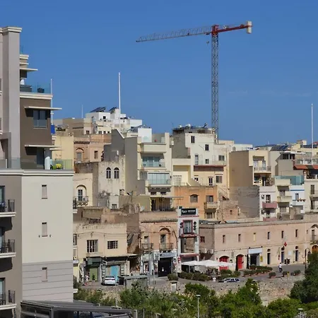 Town Centre Bright & Spacious 3 Bedroom *