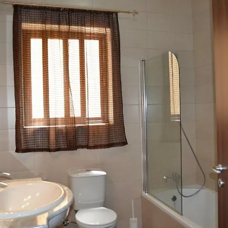 Town Centre Bright & Spacious 3 Bedroom