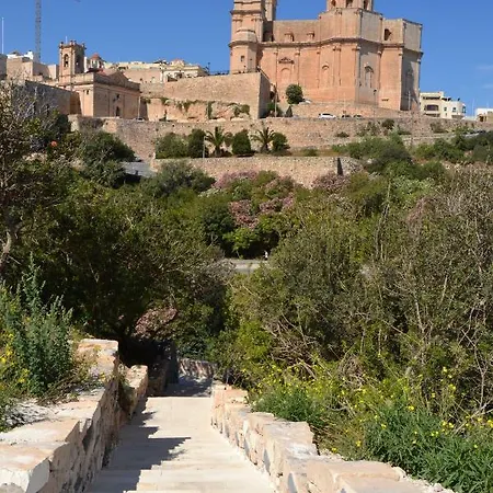 Town Centre Bright & Spacious 3 Bedroom *