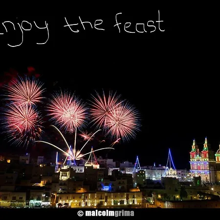 Town Centre Bright & Spacious 3 Bedroom *