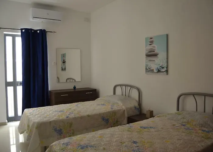 Town Centre Bright & Spacious 3 Bedroom