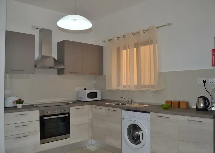 Town Centre Bright & Spacious 3 Bedroom