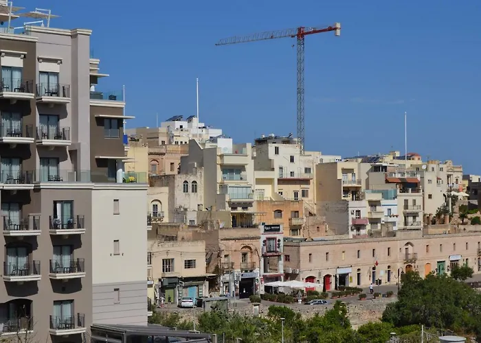 Town Centre Bright & Spacious 3 Bedroom *