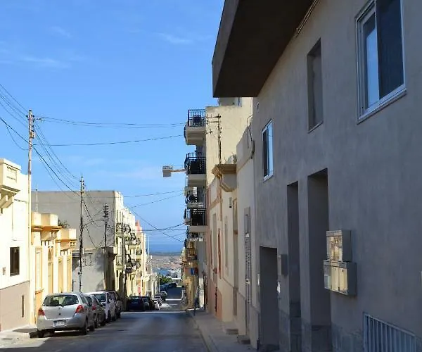 Town Centre Bright & Spacious 3 Bedroom * Mellieħa