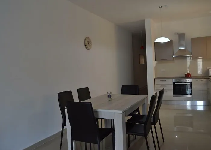Town Centre Bright & Spacious 3 Bedroom Apartman *