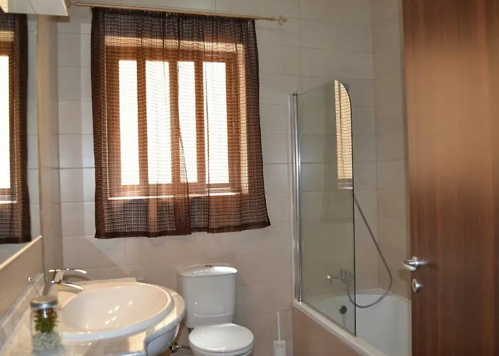 Town Centre Bright & Spacious 3 Bedroom