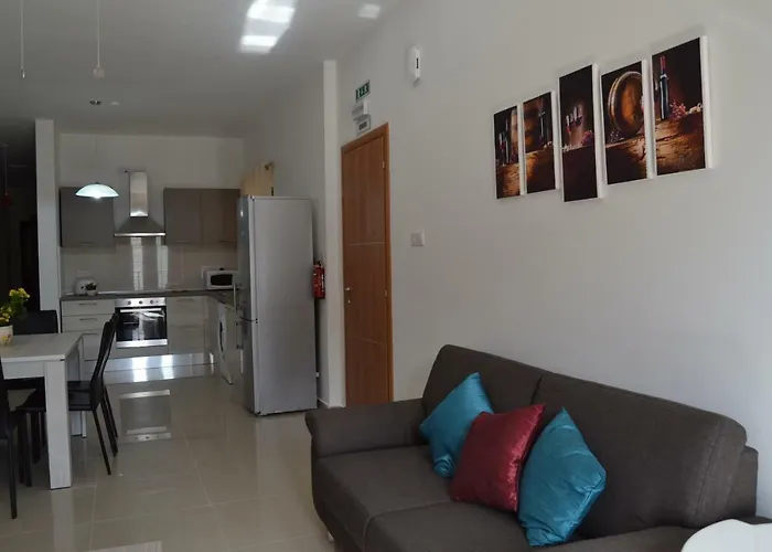 Apartman Town Centre Bright & Spacious 3 Bedroom *