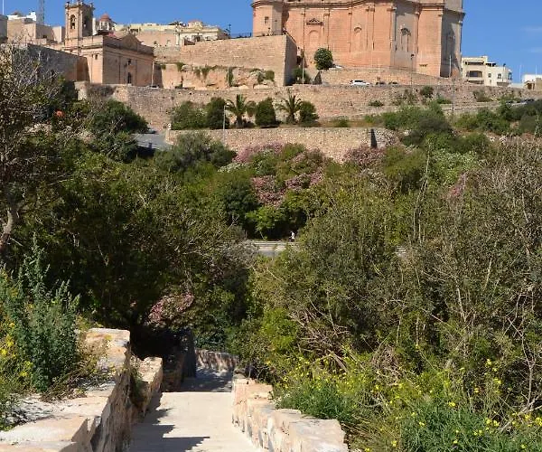 Town Centre Bright & Spacious 3 Bedroom *