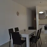 Town Centre Bright & Spacious 3 Bedroom דירה *