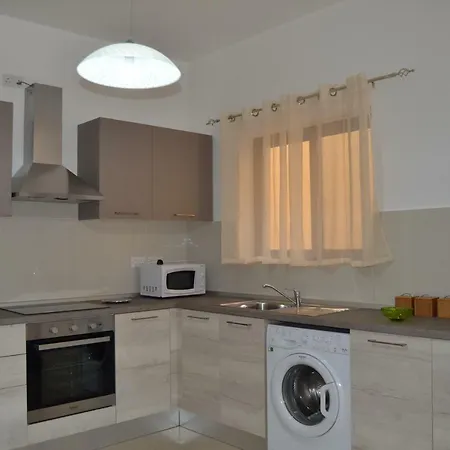 Town Centre Bright & Spacious 3 Bedroom