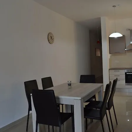Town Centre Bright & Spacious 3 Bedroom Lejlighed *